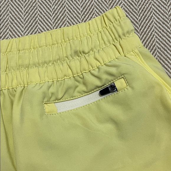 Vuori Clementine 2.0 Shorts 4" Sunlight Small - Picture 6 of 13